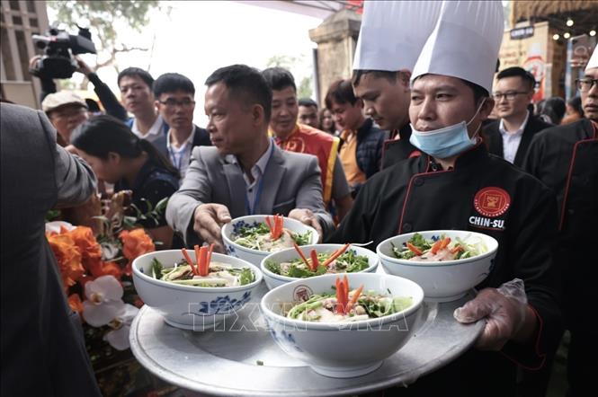Những bát phở đặc biệt được dâng lên đình làng. Ảnh: Trần Việt - TTXVN 