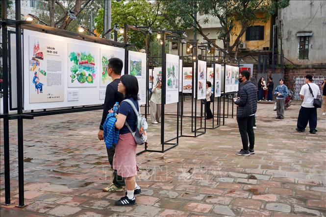 Khách tham quan trưng bày tranh. Ảnh: Tú Anh/TTXVN phát