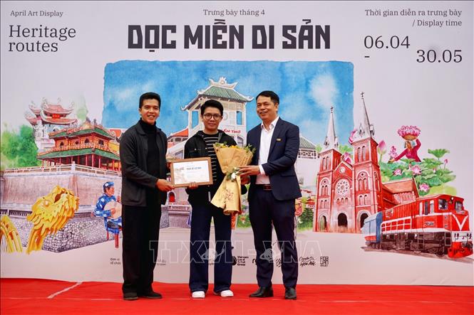 Trao giấy chứng nhận cho hoạ sĩ Lê Rin. Ảnh: Tú Anh/TTXVN phát