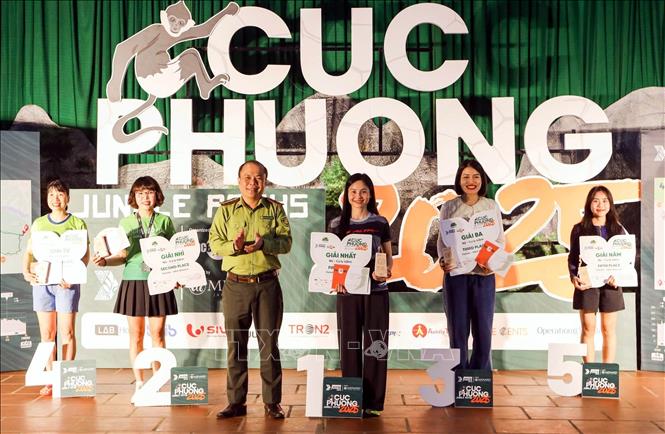 Ban Tổ chức trao giải cho các vận động viên tham gia cự ly 42km. Ảnh: Thùy Dung - TTXVN