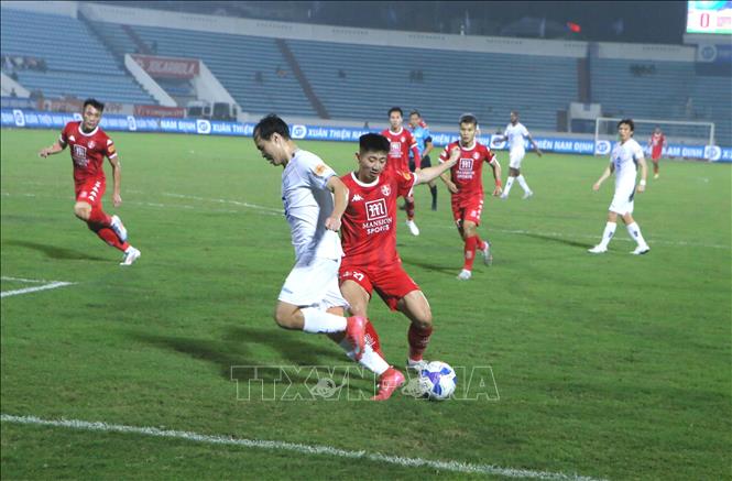 Tình huống tranh chấp bóng giữa các cầu thủ Thép Xanh Nam Định (áo trắng) và Hải Phòng. Ảnh: Công Luật - TTXVN