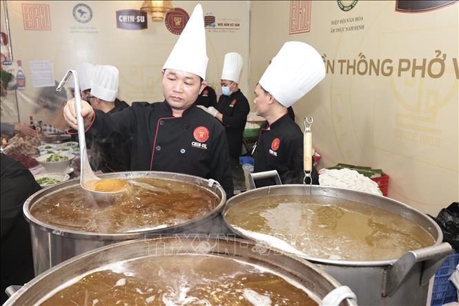 Nước phở Vân Cù nổi tiếng thanh, ngọt đặc trưng. Ảnh: Trần Việt - TTXVN 