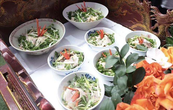 Những bát phở đặc biệt được dâng lên đình làng. Ảnh: Trần Việt - TTXVN 