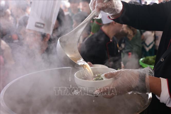 Nước phở nóng sốt được chan vào bát. Ảnh: Trần Việt - TTXVN 