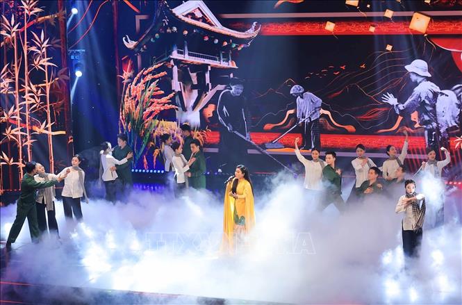 Tiết mục biểu diễn văn nghệ tại điểm cầu Hà Nội. Ảnh: Hoàng Hiếu - TTXVN 