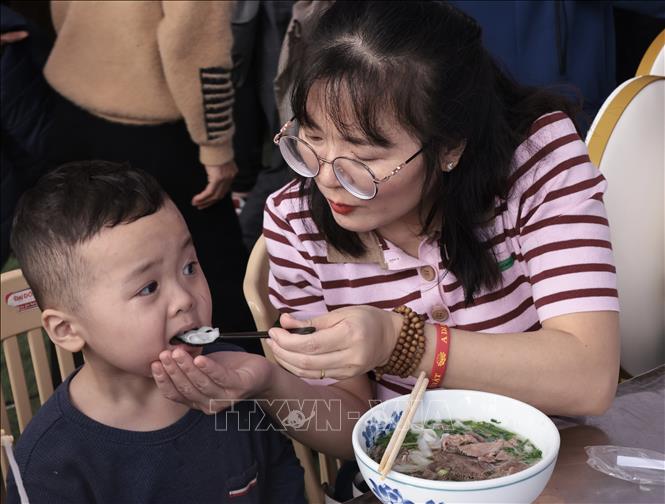 Thực khách thưởng thức phở tại lễ hội. Ảnh: Trần Việt - TTXVN 
