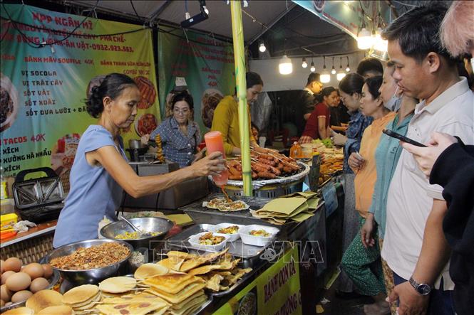 Người dân và du khách tham quan gian hàng bánh dân gian tại Lễ hội. Ảnh: Trung Kiên - TTXVN