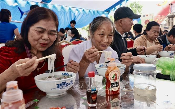 Thực khách thưởng thức phở tại lễ hội. Ảnh: Trần Việt - TTXVN 