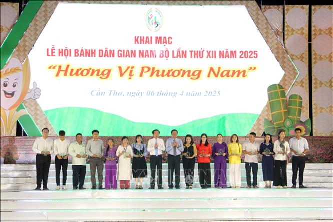 Ban tổ chức trao tặng biểu trưng cho các đơn vị tham gia Lễ hội. Ảnh: Trung Kiên - TTXVN