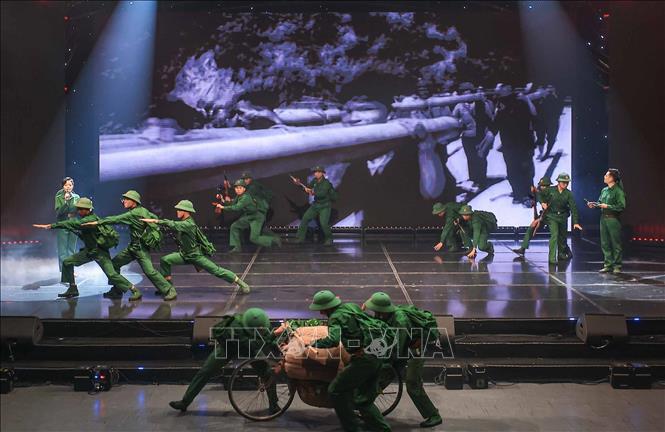 Hình ảnh những người lính đã chiến đấu, hy sinh vì son sông, vì hoà bình, thống nhất đất nước tại chương trình. Ảnh: Hoàng Hiếu - TTXVN 