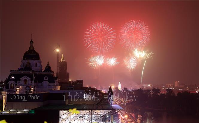 Màn pháo hoa rực rỡ bầu trời thành phố Việt Trì trong khuôn khổ lễ Giỗ Tổ Hùng Vương năm 2025. Ảnh: Quốc Khánh - TTXVN