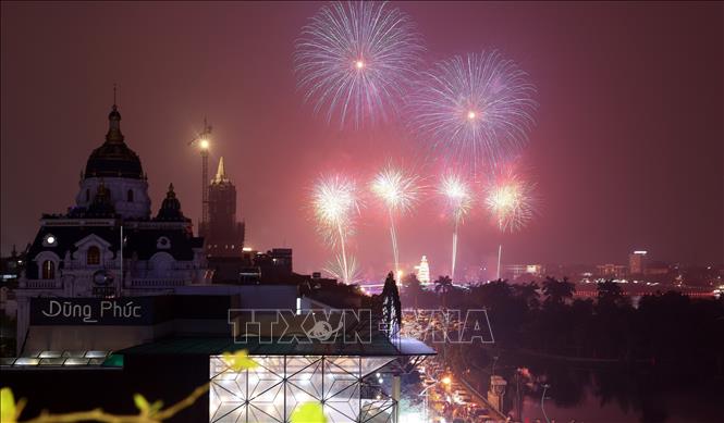 Màn pháo hoa rực rỡ bầu trời thành phố Việt Trì trong khuôn khổ lễ Giỗ Tổ Hùng Vương năm 2025. Ảnh: Quốc Khánh - TTXVN
