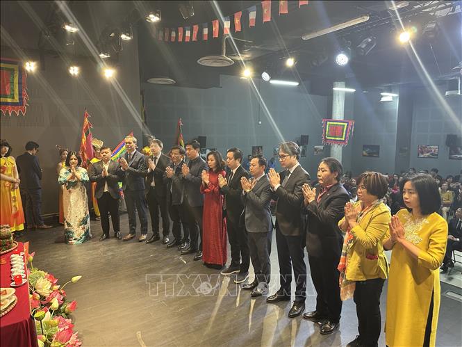 Bà con kiều bào, quan khách cùng đại diện Đại sứ quán và các cơ quan đại diện Việt Nam tại Pháp dâng hương các Vua Hùng. Ảnh: Nguyễn Ngọc Hiệp - P/v TTXVN tại Pháp
