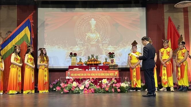 Thứ trưởng Bộ Ngoại giao Ngô Lê Văn thay mặt toàn thể người Việt Nam tại Pháp dâng hương và đọc diễn văn tưởng nhớ các Vua Hùng. Ảnh : Nguyễn Thu Hà - P/v TTXVN tại Pháp
