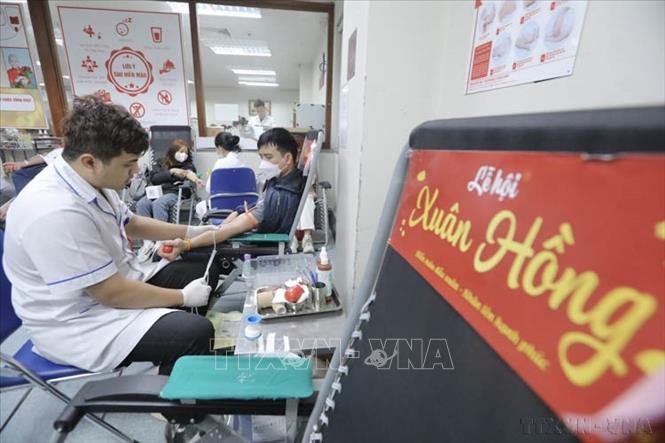 Tình nguyện viên hiến máu tại Viện Huyết học – Truyền máu Trung ương trong Lễ hội Xuân hồng lần thứ XVI - năm 2023, với thông điệp “Hiến máu đầu xuân - Nhân lên hạnh phúc” - sự kiện hiến máu lớn nhất vào mỗi dịp đầu xuân. Ảnh: Minh Quyết - TTXVN