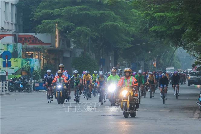 Đoàn đua di chuyển qua đường Lê Duẩn. Ảnh: Hoàng Hiếu - TTXVN