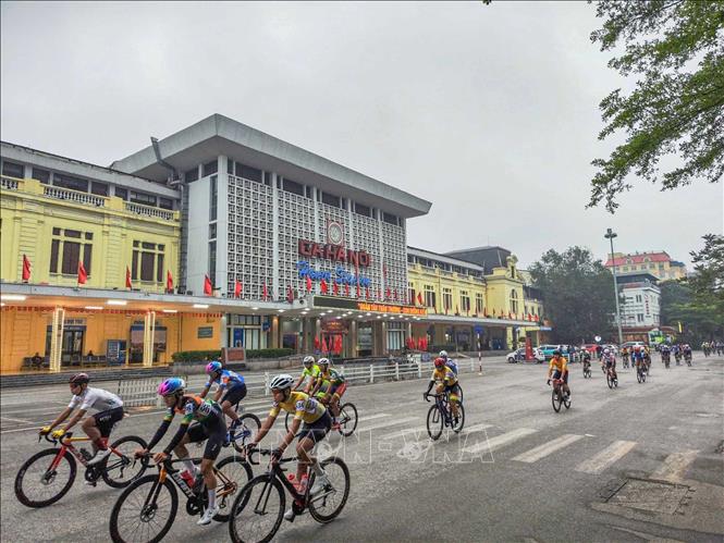 Các VĐV di chuyển qua Ga Hà Nội lúc 7h5'. Ảnh: Nam Sương - TTXVN