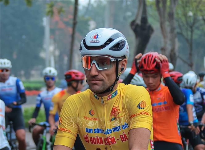 Tay đua Loic Desriac (đội Dược Domesco Đồng Tháp, áo Vàng) trước giờ xuất phát. Ảnh: Hoàng Hiếu - TTXVN