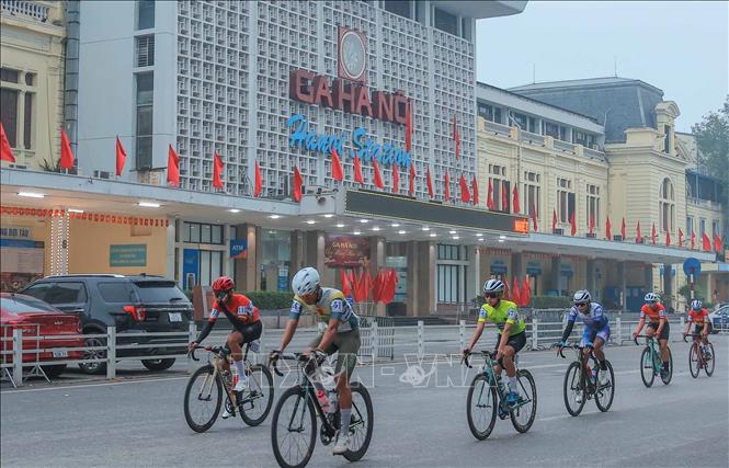 Các VĐV di chuyển qua Ga Hà Nội đi Quốc lộ 1A. Ảnh: Hoàng Hiếu - TTXVN