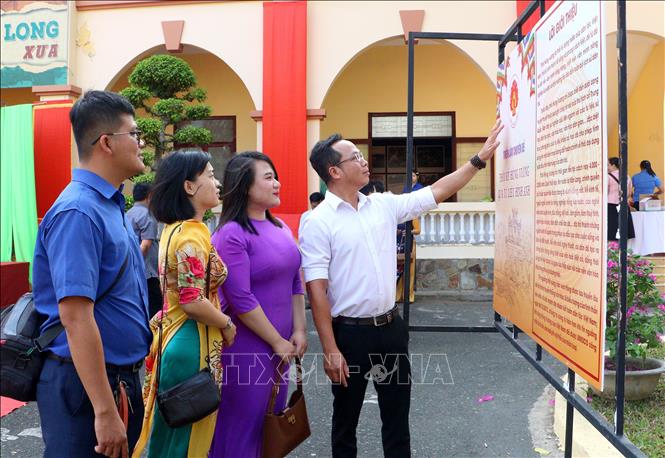 Đại biểu tham quan Triển lãm chuyên đề “Thời kỳ Hùng Vương qua tư liệu hình ảnh”. Ảnh: Lê Thúy Hằng – TTXVN.