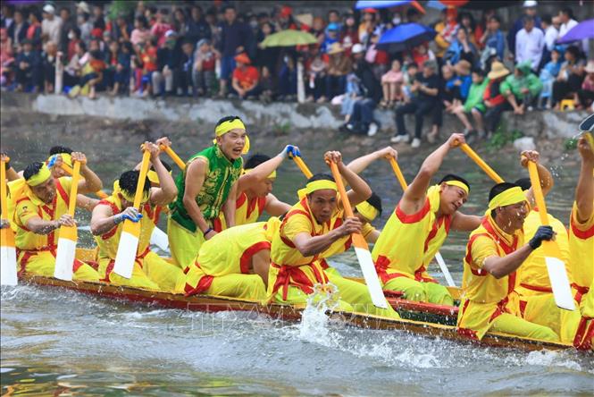 Màn đua kịch tính của các đội thi. Ảnh: Khánh Hoà - TTXVN