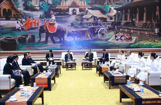 Thủ tướng Phạm Minh Chính gặp Thủ tướng Lào Sonexay Siphandone. Ảnh: Dương Giang-TTXVN