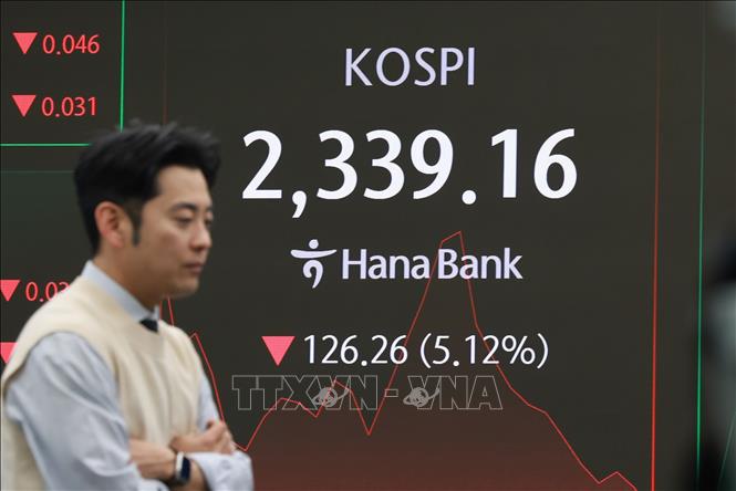 Bảng điện tử hiển thị chỉ số chứng khoán KOSPI tại ngân hàng Hana ở Seoul, Hàn Quốc ngày 7/4/2025. Ảnh: Yonhap/TTXVN