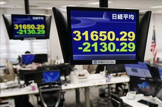 Chỉ số Nikkei 225 được hiển thị tại Công ty giao dịch ngoại hối ở Tokyo (Nhật Bản) ngày 7/4/2025. Ảnh: Kyodo/TTXVN