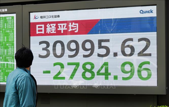 Bảng điện tử hiển thị chỉ số Nikkei 225 tại thủ đô Tokyo (Nhật Bản) ngày 7/4/2025. Ảnh: Kyodo/TTXVN