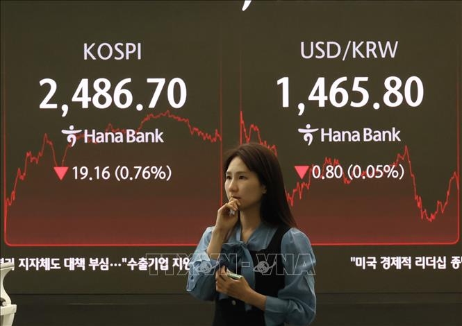 Bảng điện tử hiển thị chỉ số chứng khoán KOSPI tại ngân hàng Hana ở Seoul, Hàn Quốc ngày 3/4/2025. Ảnh: Yonhap/TTXVN