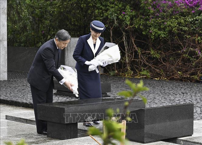 Nhà Vua Nhật Bản Naruhito và Hoàng hậu Masako dâng hoa tại đài tưởng niệm trên đảo Iwoto ở Thái Bình Dương, ngày 7/4/2025. Ảnh: THX/TTXVN