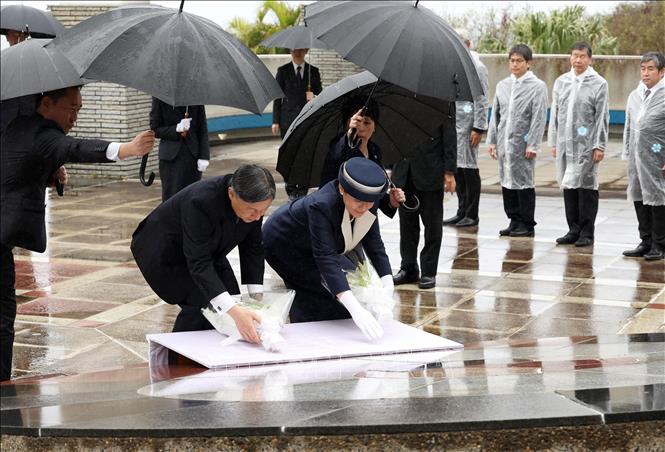 Nhà Vua Nhật Bản Naruhito và Hoàng hậu Masako dâng hoa tại đài tưởng niệm trên đảo Iwoto ở Thái Bình Dương, ngày 7/4/2025. Ảnh: THX/TTXVN