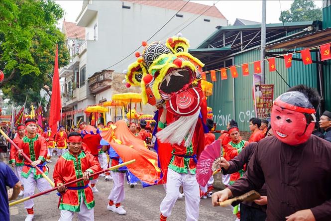  Đám rước văn Hội Giá được tổ chức hàng năm vào ngày 10 tháng 3 (âm lịch) nhằm tưởng nhớ công lao của Tướng công Lý Phụng Man, người làng Giá có công giúp vua Lý Nam Đế (542) đánh đuổi ngoại xâm dựng lên nhà nước Vạn Xuân. Ảnh: Khánh Hoà - TTXVN