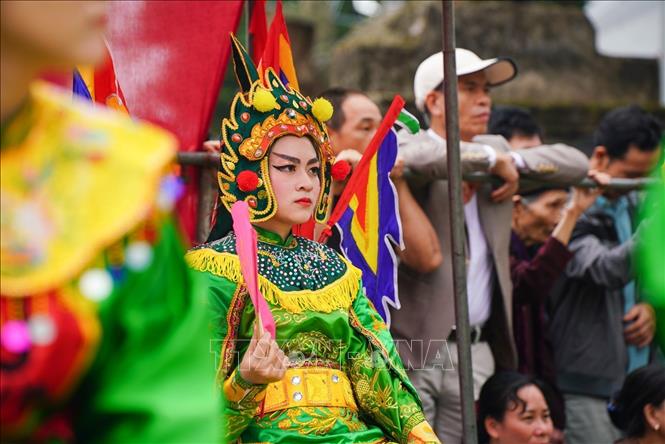 Cờ người đuợc tuyển chọn từ các nam thanh nữ tú trong làng và chưa lập gia đình. Ảnh: Khánh Hoà - TTXVN