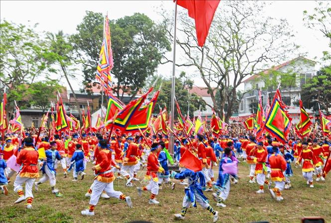 Nghiềm quân là trò diễn tái hiện tài đánh trận của tướng quân Lý Phụng Man với giặc Lương khi giúp Lý Nam Đế lập nước. Theo hiệu trống thúc, quân nghiềm sẽ đi từ trong Quán Giá ra sân rồi di chuyển vòng tròn, từ ngoài vào trong tạo nên những vòng xoáy, càng vào trong quân nghiềm càng di chuyển với tốc độ cao rồi hô to, tạo nên âm thanh vang xa hùng tráng. Ảnh: Khánh Hoà - TTXVN