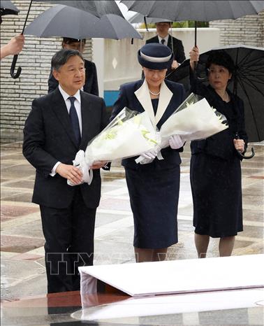 Nhà Vua Nhật Bản Naruhito và Hoàng hậu Masako dâng hoa tại đài tưởng niệm trên đảo Iwoto ở Thái Bình Dương, ngày 7/4/2025. Ảnh: THX/TTXVN
