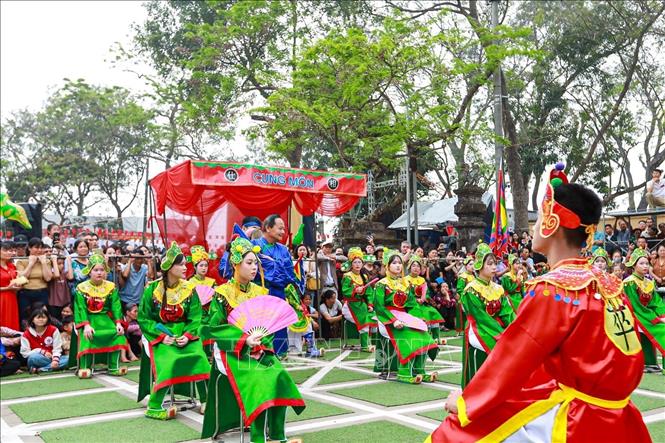 Phần thi cờ người tại Lễ hội Quán Giá. Ảnh: Khánh Hoà - TTXVN