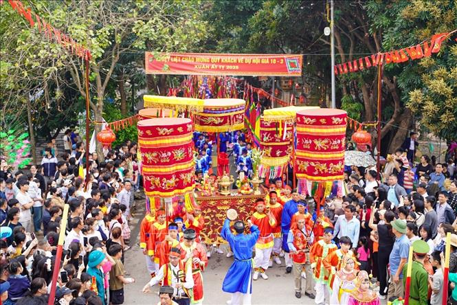 Đám rước văn Hội Giá được tổ chức hàng năm vào ngày 10 tháng 3 (âm lịch) nhằm tưởng nhớ công lao của Tướng công Lý Phụng Man, người làng Giá có công giúp vua Lý Nam Đế (542) đánh đuổi ngoại xâm dựng lên nhà nước Vạn Xuân. Ảnh: Khánh Hoà - TTXVN