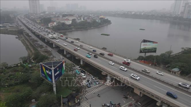 Đường vành đai 3 trên cao các phương tiện di chuyển bình thường lúc cuối giờ chiều 7/4. Ảnh: TTXVN