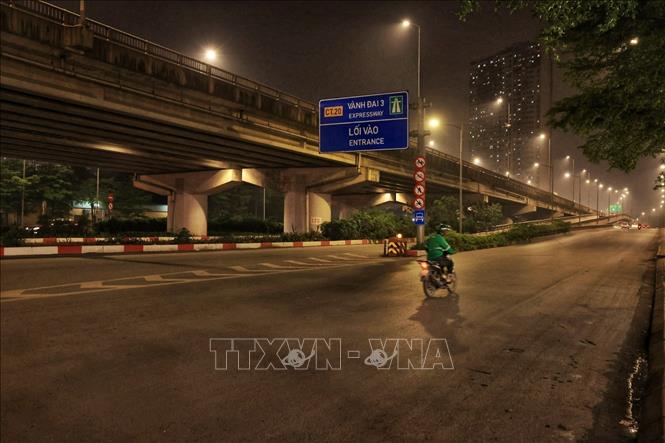 Lối lên đường Vành đai 3 trên cao thông thoáng đoạn khu đô thị Linh Đàm (ảnh chụp lúc 20 giờ 20 phút). Ảnh: Tuấn Anh - TTXVN 