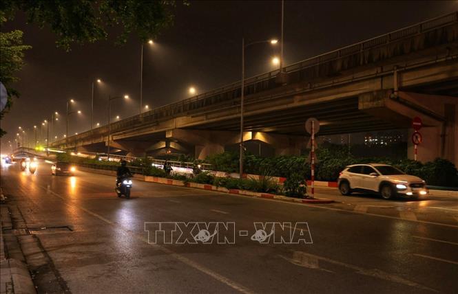 Lối xuống đường Vành đai 3 trên cao gần khu đô thị Linh Đàm thông thoáng (ảnh chụp lúc 20 giờ 25 phút). Ảnh: Tuấn Anh - TTXVN 