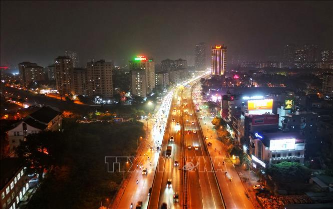 Đường vành đai 3 trên cao và phía dưới đoạn hướng cầu Thanh Trì thông thoáng cả 2 chiều (ảnh chụp lúc 20 giờ 15 phút). Ảnh: Tuấn Anh - TTXVN 