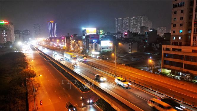 Đường vành đai 3 trên cao và phía dưới đoạn Nguyễn Xiển thông thoáng cả 2 chiều (ảnh chụp lúc 20 giờ 15 phút). Ảnh: Tuấn Anh - TTXVN 
