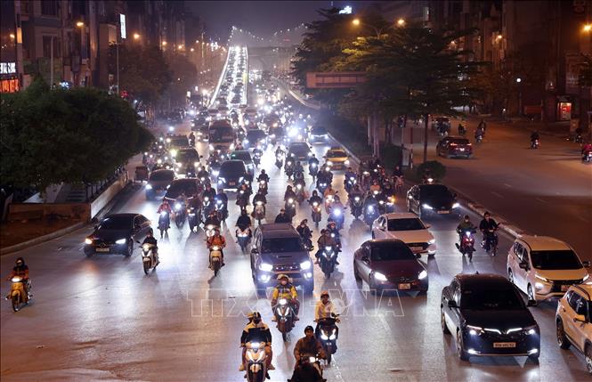 Mật độ phương tiện trên đường Giải Phóng chỉ tăng theo đợt sau mỗi lần đèn xanh - đèn đỏ, nhưng không xảy ra ùn tắc (ảnh chụp lúc 21g 10 ngày 7/4). Ảnh: Quốc Khánh - TTXVN