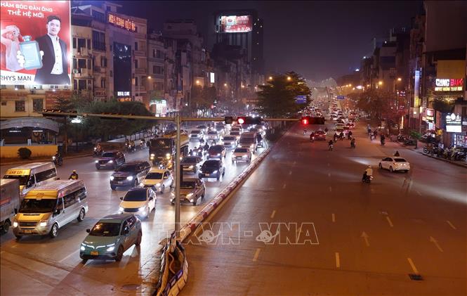 Mật độ phương tiện trên đường Giải Phóng chỉ tăng theo đợt sau mỗi lần đèn xanh - đèn đỏ, nhưng không xảy ra ùn tắc (ảnh chụp lúc 21g 10 ngày 7/4). Ảnh: Quốc Khánh - TTXVN