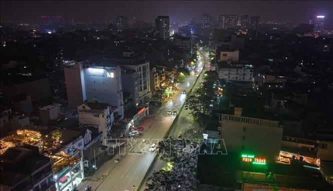 Các phương tiện di chuyển bình thường trên đường Nguyễn Văn Cừ (ảnh chụp lúc 20h15). Ảnh: Hoàng Hiếu - TTXVN