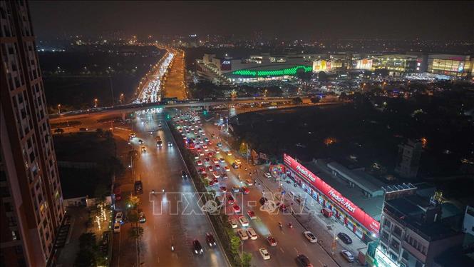 Giao thông tại ngã tư cầu Vĩnh Tuy hướng ra AEON Long Biên (ảnh chụp lúc 20h45'). Ảnh: Hoàng Hiếu - TTXVN