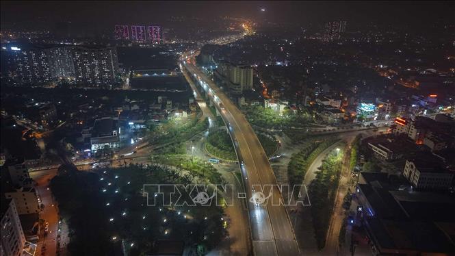 Giao thông từ Quốc lộ 5 đi cầu Đông Trù thông thoáng (ảnh chụp lúc 20h30'). Ảnh: Hoàng Hiếu - TTXVN