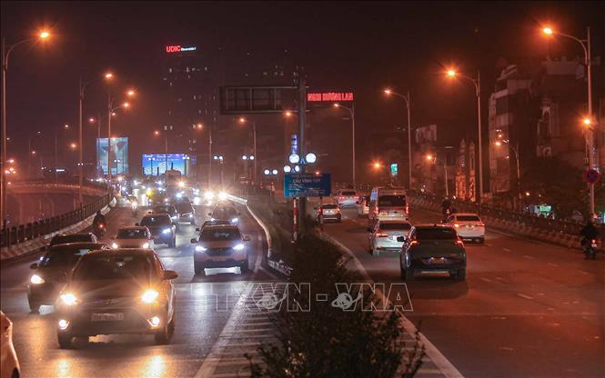 Các phương tiện di chuyển thuận lợi từ cầu Vĩnh Tuy xuống đường Minh Khai (ảnh chụp lúc 21h). Ảnh: Hoàng Hiếu - TTXVN