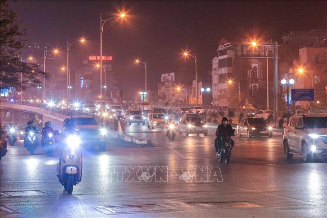 Các phương tiện di chuyển thuận lợi từ cầu Vĩnh Tuy xuống đường Minh Khai (ảnh chụp lúc 21h). Ảnh: Hoàng Hiếu - TTXVN